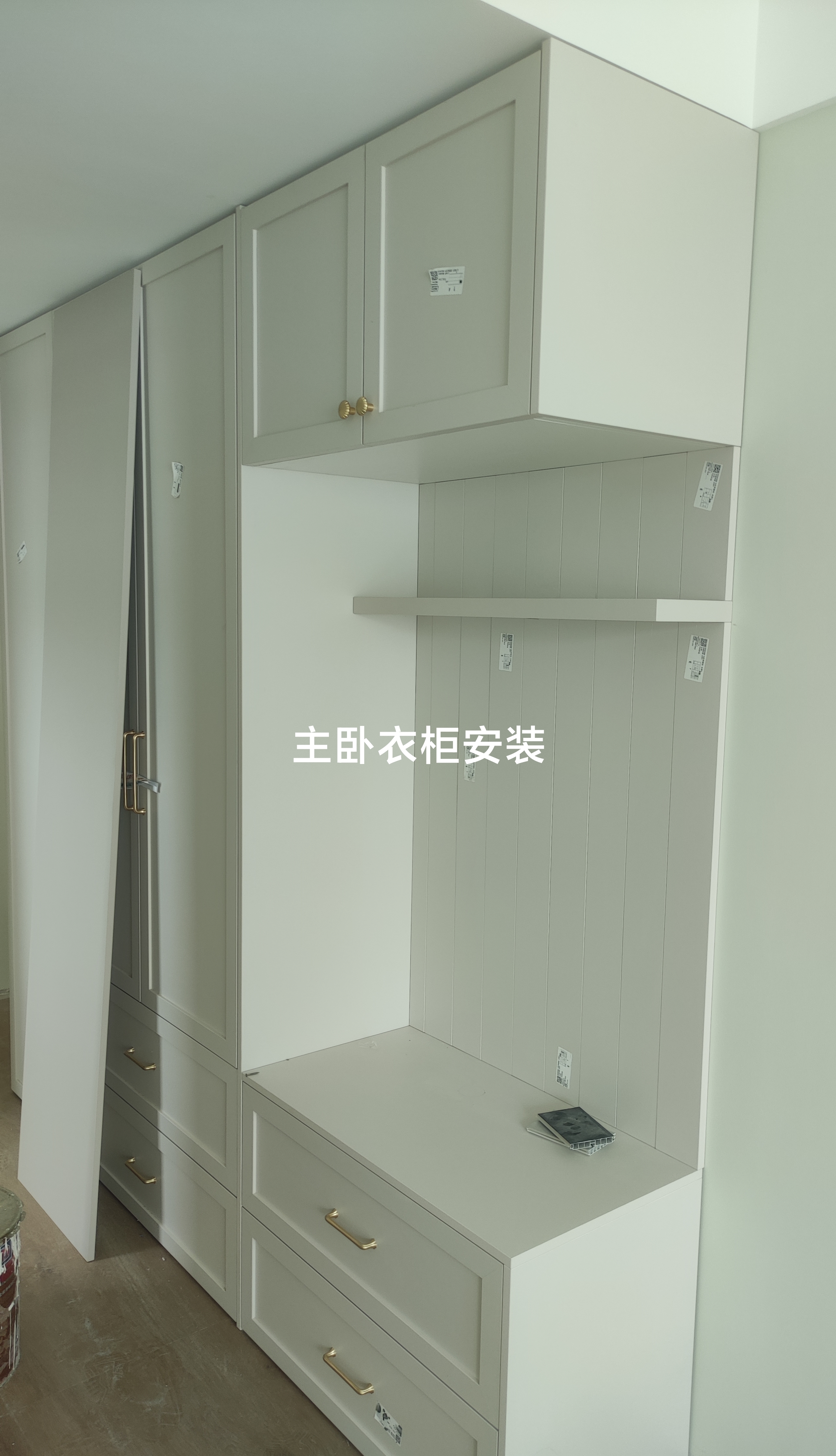 本店柜门安装与表面检查实拍