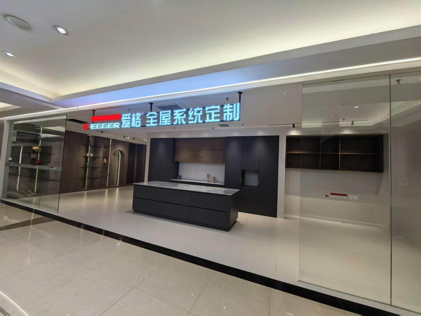 爱格全屋系统定制门店门头发光招牌实拍，石家庄方北红星美凯龙 2F 展厅