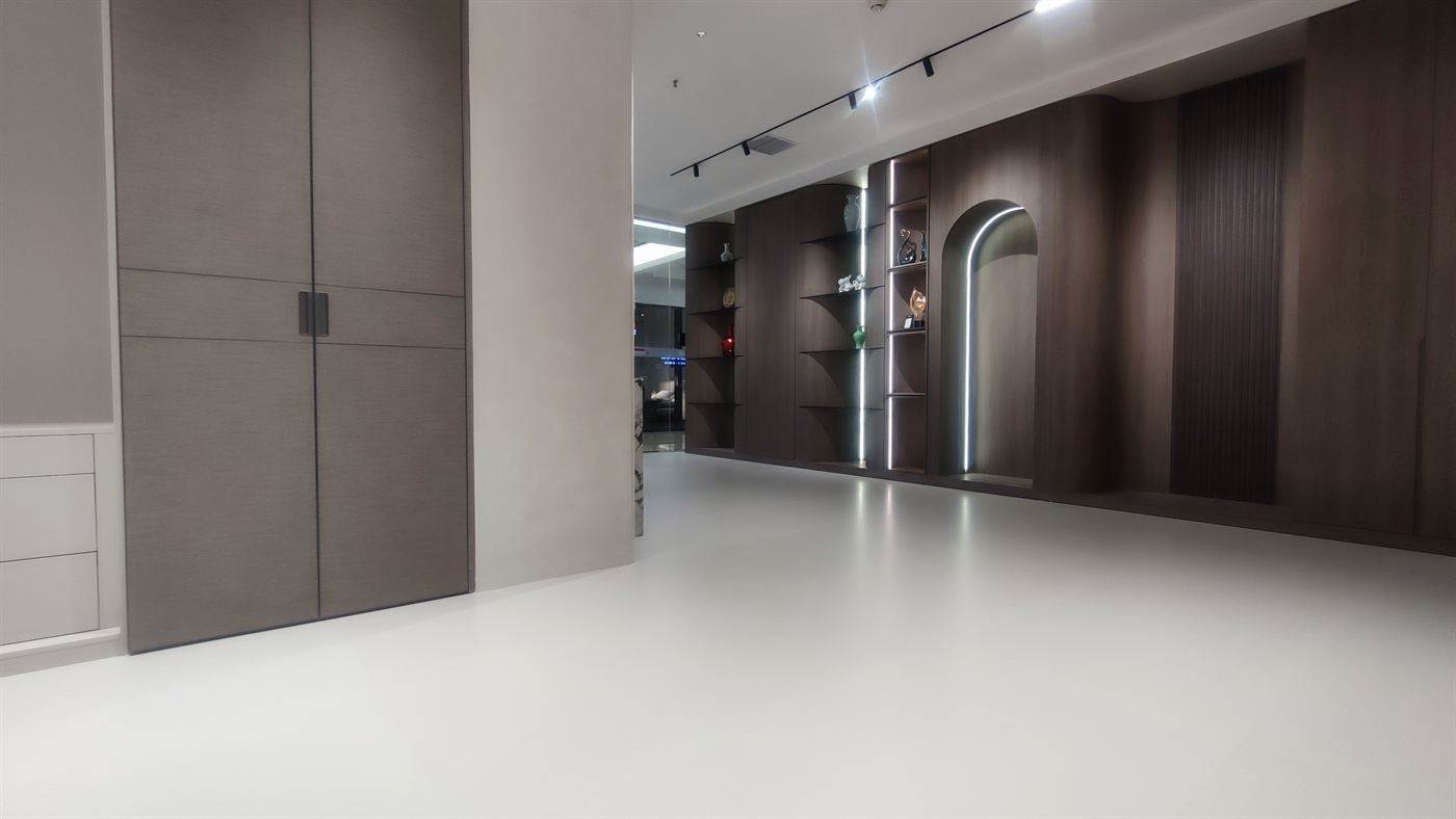 门店展厅实拍：爱格板深色柜体与拱形壁龛造型展示区