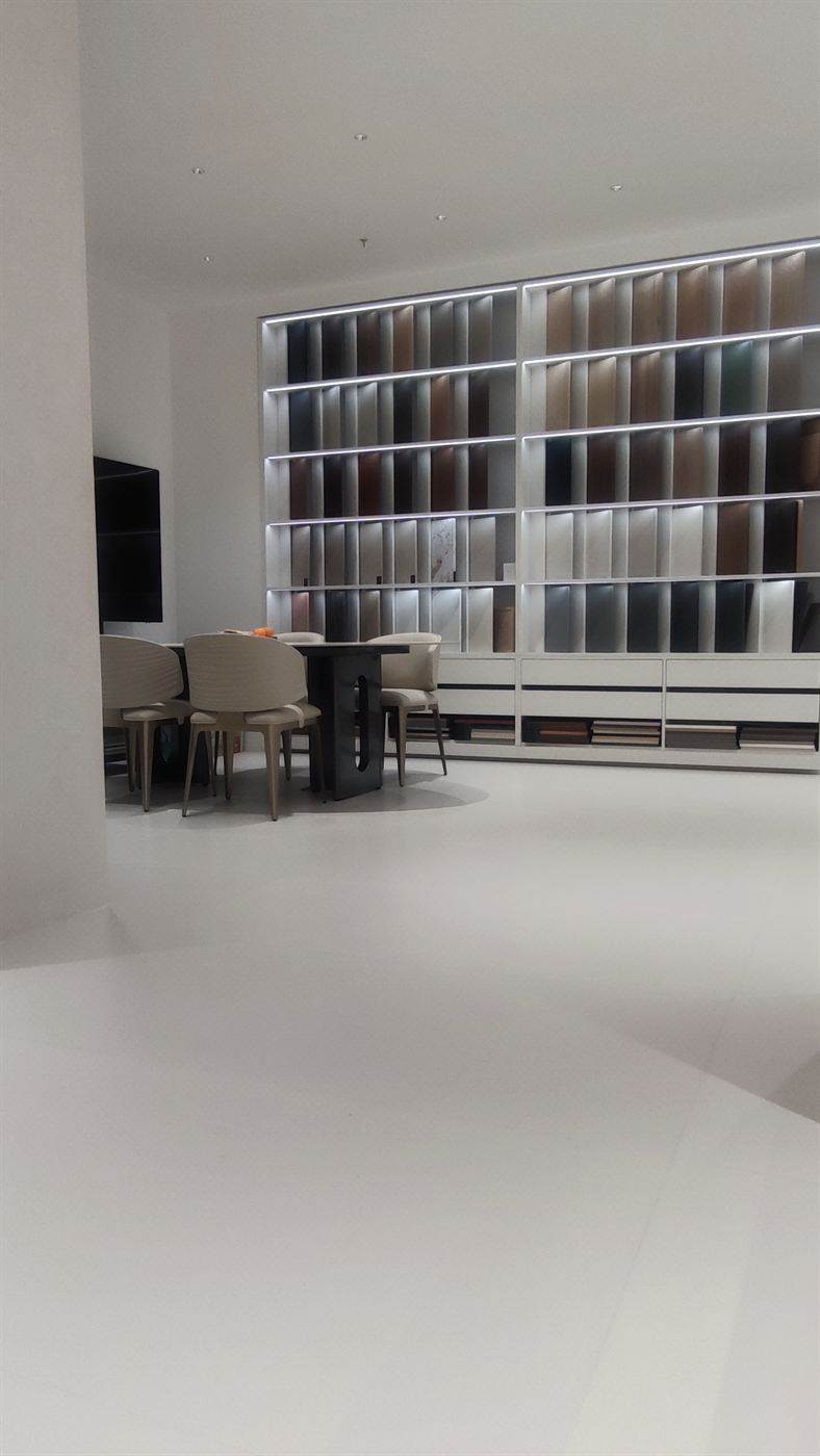 门店展厅实拍：爱格板花色样品墙与洽谈区